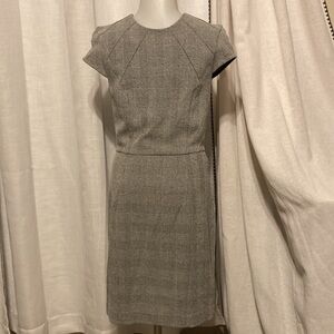 NWT fdress in woven fabric. Cap sleeves, and seam at waist. …